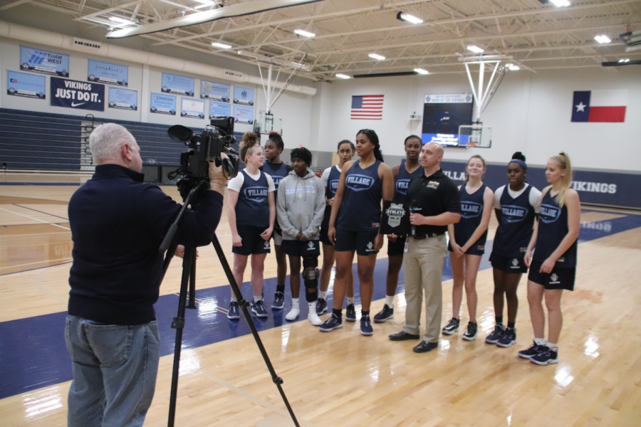 Jada+Malone+%28center%29+and+The+Village+School+basketball+team+taking+a+photo+with+an+ESPN+reporter.%0A