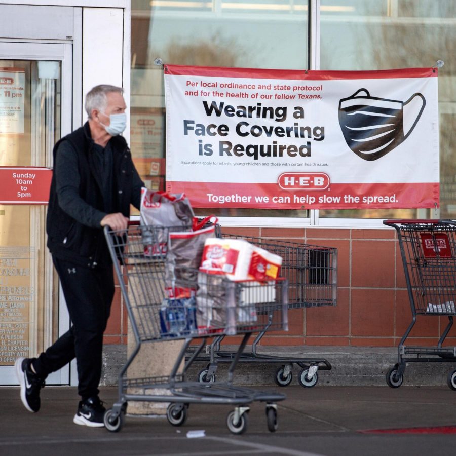 Texan shopping with a mask outside HEB, which maintains COVID-19 safety requirements even after the mask mandate was lifted on March 10. Photo: Getty Images