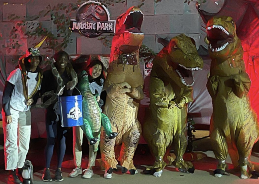 Ananya Rao (12), Audrey Ajakaye (12), Melissa Hamada (12) dressed as dinosaur keepers and among others Solemei Scamaroni (10) was one of the T-Rexes, in front of the Viking Media bus. 