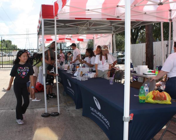 GRAB YOUR TICKETS VSPA Volunteers sell tickets at the entrance of the Fall Fest Carnival. Tickets allowed visitors to enjoy rides, purchase drinks, and enter the raffle. “I enjoyed volunteering and welcoming people to the festival,” parent volunteer Anne-Renée Tessier said.